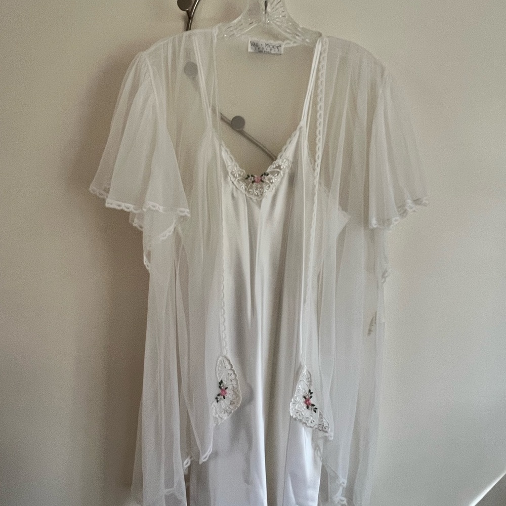Chic White Lace Chemise by [Brand]
